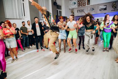 Kharkiv, Ukrayna 17.08.21 Dans pistinde dans eden insanlar