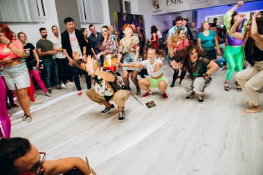 Kharkiv, Ukrayna 17.08.21 Dans pistinde dans eden insanlar