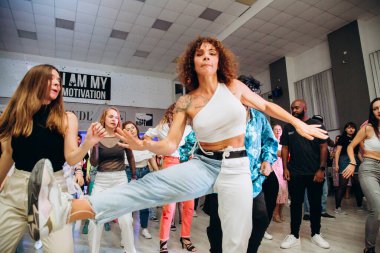 Kharkiv, Ukrayna 17.08.21 Dans pistinde dans eden insanlar