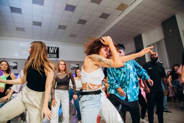 Kharkiv, Ukrayna 17.08.21 Dans pistinde dans eden insanlar