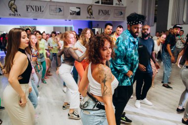 Kharkiv, Ukrayna 17.08.21 Dans pistinde dans eden insanlar