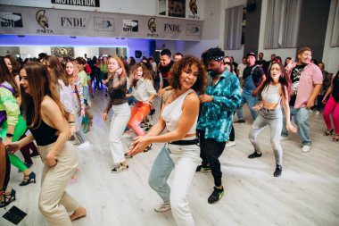 Kharkiv, Ukrayna 17.08.21 Dans pistinde dans eden insanlar