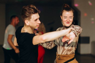 Kharkiv, Ukrayna 17.08.21 Dans pistinde dans eden insanlar