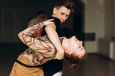 Kharkiv, Ukrayna 17.08.21 Dans pistinde dans eden insanlar