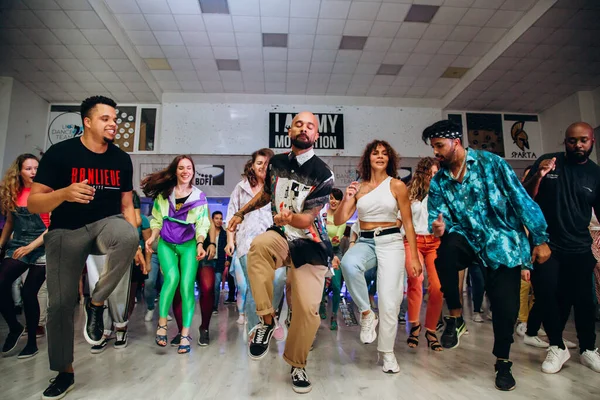 Kharkiv, Ukrayna 17.08.21 Dans pistinde dans eden insanlar