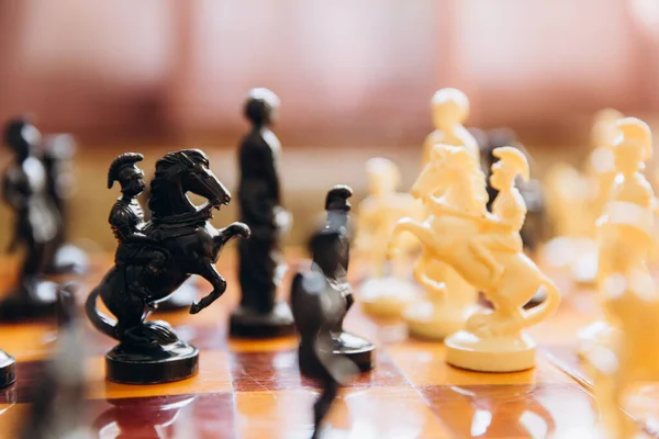 Šachy Bílé Černé Figurky Bojují Bitevním Poli Svého Krále Ruční — Stock fotografie
