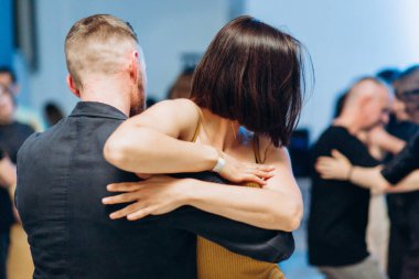 Kharkiv, Ukrayna 25.10.21 Dans pistinde kizomba dansı yapan insanlar