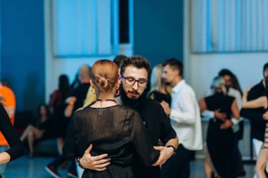 Kharkiv, Ukrayna 25.10.21 Dans pistinde kizomba dansı yapan insanlar