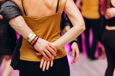 Kharkiv, Ukrayna 25.10.21 Dans pistinde kizomba dansı yapan insanlar