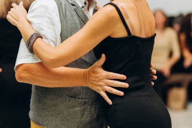 Kharkiv, Ukrayna 25.10.21 Dans pistinde kizomba dansı yapan insanlar