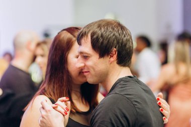 Kharkiv, Ukrayna 25.10.21 Dans pistinde kizomba dansı yapan insanlar