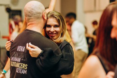 Kharkiv, Ukrayna 25.10.21 Dans pistinde kizomba dansı yapan insanlar