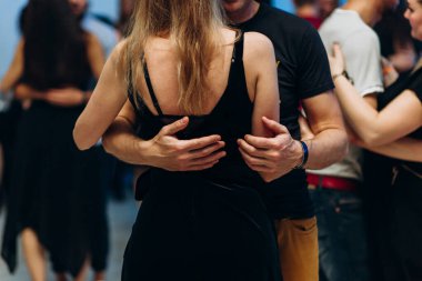 Kharkiv, Ukrayna 25.10.21 Dans pistinde kizomba dansı yapan insanlar