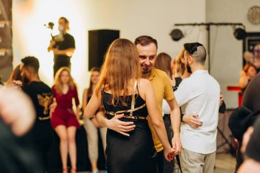 Kharkiv, Ukrayna 25.10.21 Dans pistinde kizomba dansı yapan insanlar