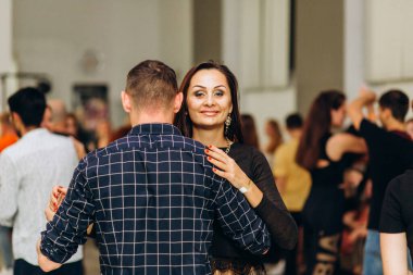 Kharkiv, Ukrayna 25.10.21 Dans pistinde kizomba dansı yapan insanlar