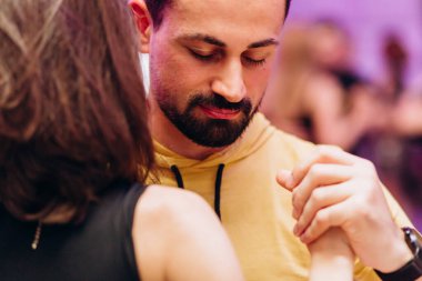 Kharkiv, Ukrayna 25.10.21 Dans pistinde kizomba dansı yapan insanlar