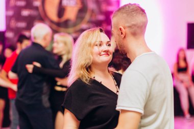 Kharkiv, Ukrayna 25.10.21 Dans pistinde kizomba dansı yapan insanlar