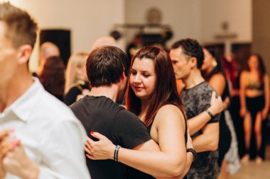 Kharkiv, Ukrayna 25.10.21 Dans pistinde kizomba dansı yapan insanlar