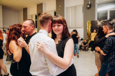 Kharkiv, Ukrayna 25.10.21 Dans pistinde kizomba dansı yapan insanlar
