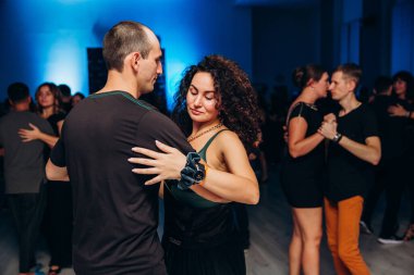 Kharkiv, Ukrayna 25.10.21 Dans pistinde kizomba dansı yapan insanlar
