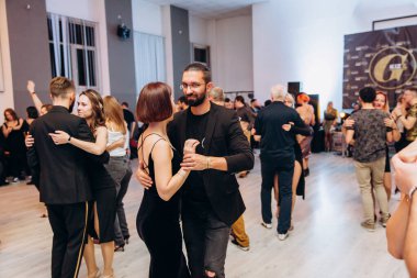 Kharkiv, Ukrayna 25.10.21 Dans pistinde kizomba dansı yapan insanlar