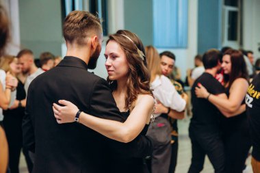 Kharkiv, Ukrayna 25.10.21 Dans pistinde kizomba dansı yapan insanlar