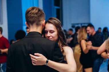 Kharkiv, Ukrayna 25.10.21 Dans pistinde kizomba dansı yapan insanlar