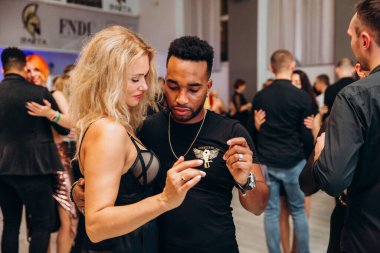 Kharkiv, Ukrayna 25.10.21 Dans pistinde kizomba dansı yapan insanlar