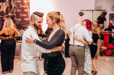 Kharkiv, Ukrayna 25.10.21 Dans pistinde kizomba dansı yapan insanlar