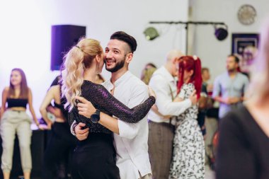 Kharkiv, Ukrayna 25.10.21 Dans pistinde kizomba dansı yapan insanlar