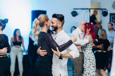 Kharkiv, Ukrayna 25.10.21 Dans pistinde kizomba dansı yapan insanlar