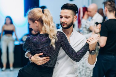Kharkiv, Ukrayna 25.10.21 Dans pistinde kizomba dansı yapan insanlar