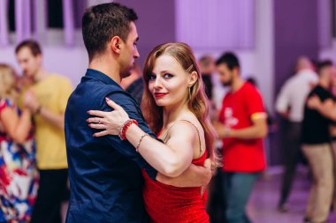 Kharkiv, Ukrayna 25.10.21 Dans pistinde kizomba dansı yapan insanlar