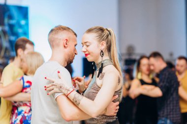 Kharkiv, Ukrayna 25.10.21 Dans pistinde kizomba dansı yapan insanlar