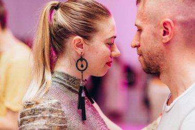 Kharkiv, Ukrayna 25.10.21 Dans pistinde kizomba dansı yapan insanlar