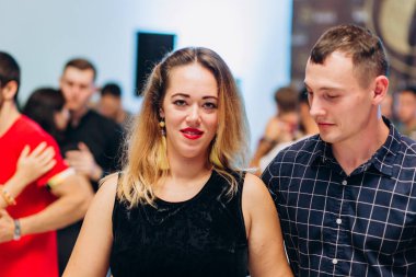 Kharkiv, Ukrayna 25.10.21 Dans pistinde kizomba dansı yapan insanlar