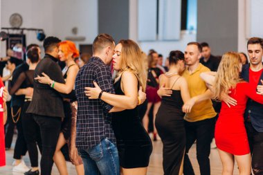Kharkiv, Ukrayna 25.10.21 Dans pistinde kizomba dansı yapan insanlar