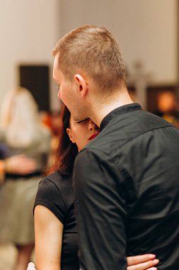 Kharkiv, Ukrayna 25.10.21 Dans pistinde kizomba dansı yapan insanlar