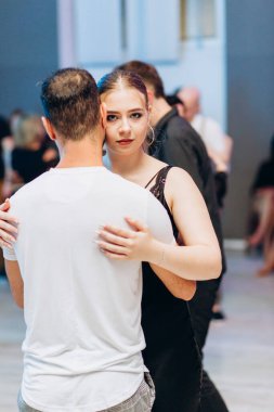 Kharkiv, Ukrayna 25.10.21 Dans pistinde kizomba dansı yapan insanlar