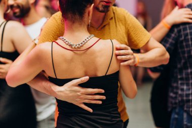 Kharkiv, Ukrayna 25.10.21 Dans pistinde kizomba dansı yapan insanlar