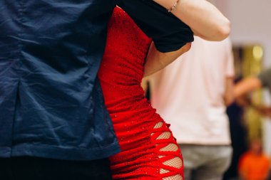 Kharkiv, Ukrayna 25.10.21 Dans pistinde kizomba dansı yapan insanlar