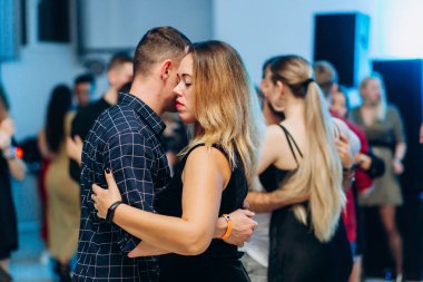 Kharkiv, Ukrayna 25.10.21 Dans pistinde kizomba dansı yapan insanlar