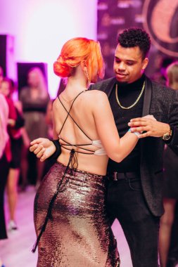 Kharkiv, Ukrayna 25.10.21 Dans pistinde kizomba dansı yapan insanlar