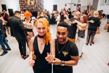 Kharkiv, Ukrayna 25.10.21 Dans pistinde kizomba dansı yapan insanlar