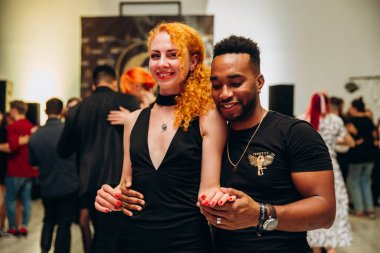 Kharkiv, Ukrayna 25.10.21 Dans pistinde kizomba dansı yapan insanlar