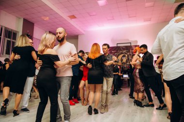 Kharkiv, Ukrayna 25.10.21 Dans pistinde kizomba dansı yapan insanlar