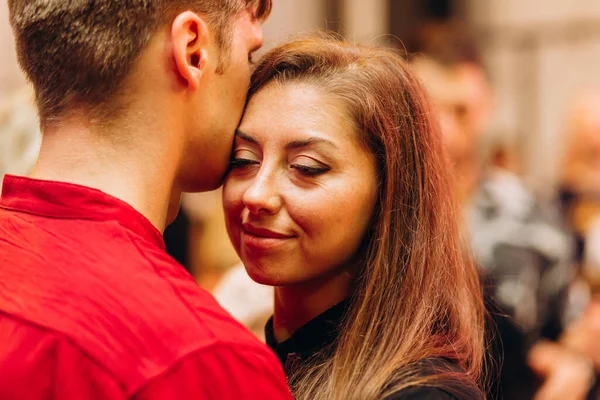 Kharkiv, Ukrayna 25.10.21 Dans pistinde kizomba dansı yapan insanlar