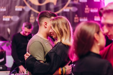 Kharkiv, Ukrayna 25.10.21 Dans pistinde kizomba dansı yapan insanlar