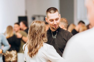 Kharkiv, Ukrayna 25.10.21 Dans pistinde kizomba dansı yapan insanlar