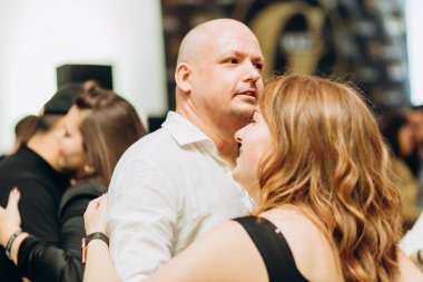 Kharkiv, Ukrayna 25.10.21 Dans pistinde kizomba dansı yapan insanlar